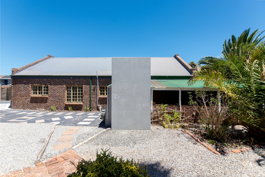 5 Bedroom Property for Sale in Middedorp Western Cape